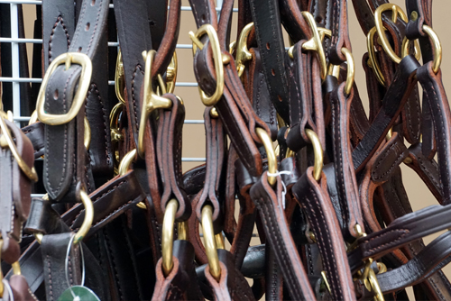 Photographie prise par Horse Development, ensemble de cuirs et licols. Participer à une formation spécialisée dans la filière équine, quelques thèmes : "Marché du cheval de Sport, comprendre et adapter sa production pour mieux vendre" - "réaliser un business plan convaincant pour défendre son projet d'installation équin devant des investisseurs" - "réaliser une étude de marché dans la filière équine" - "manager en entreprise équestre". Contactez nous pour obtenir notre catalogue de formation.