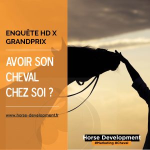 Propriétaire avec son cheval dans une propriété équestre illustrant l’hébergement équin à domicile
